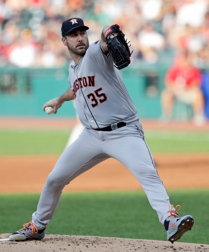 En siete entradas de trabajo, Justin Verlander permitió dos imparables, no aceptó carreras, no dio bases por bolas y ponchó a 13. (AP)