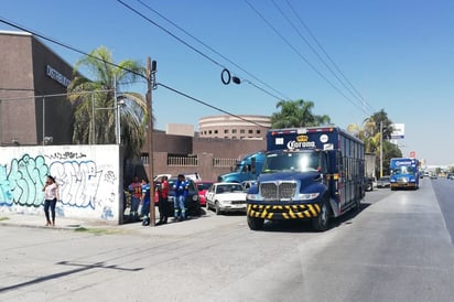 Alrededor de 40 empleados de la cervecera se apostaron afuera de la compañía para denunciar irregularidades. (CUAUHTÉMOC TORRES)