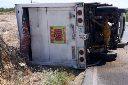 Los cuatro ocupantes de la camioneta resultaron ilesos tras la aparatosa volcadura. (EL SIGLO DE TORREÓN)