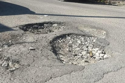 Hacen un llamado a las autoridades correspondientes para arreglar la carpeta asfáltica en la zona. (EL SIGLO DE TORREÓN)