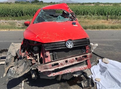 El automóvil tipo sedán se volcó tras impactar un auto. (EL SIGLO DE TORREÓN)