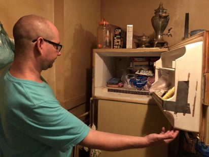 La caja de cartón en el congelador pudo haber estado ahí por más de 30 años. (INTERNET)