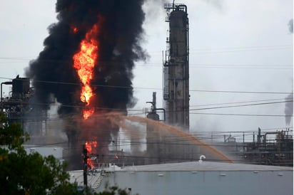 Atienden una explosión e incendio registrados en una planta de Exxon Mobil en Baytown, al oeste de Houston. (AP)