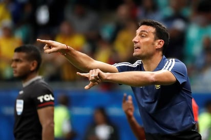 Scaloni, de 41 años, tomó el mando de la Albiceleste tras el despido de Jorge Sampaoli por el fracaso en el Mundial 2018. (ARCHIVO)