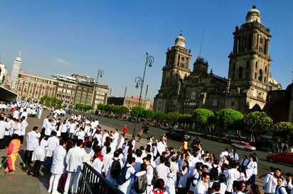 Aunque el presidente Andrés Manuel López Obrador afirmó en su conferencia matutina que las becas para los pasantes de medicina sí llegará, el gremio no desistirá del paro nacional y la marcha programados para mañana, puesto que el movimiento va más allá de las becas. (ARCHIVO)