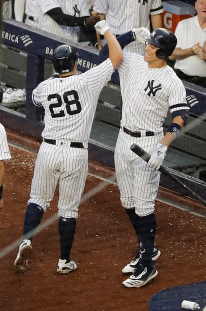 Austin Romine (28) celebra con Aaron Judge tras conectar un jonrón de dos carreras en el triunfo de Yanquis 7-5 sobre Diamondbacks. (AP)