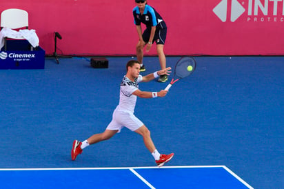 Diego Schwartzman se impuso 7-5, 6-0 a Ernests Gulbis, y avanzó a los cuartos de final en Los Cabos. (NOTIMEX)