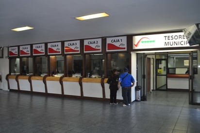 Las cajas en Tesorería de Gómez Palacio mantienen guardias para atender a la gente.  (EL SIGLO DE TORREÓN)