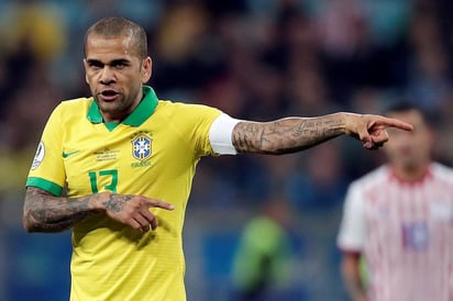 Dani Alves está todavía a la espera de definir si continúa en Europa o retorna a Brasil. (ARCHIVO)