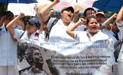 Luis Ramírez integrante de la Sociedad de Alumnos del Instituto de Ciencias de la Salud de la Universidad Autónoma del Estado de Hidalgo (UAEH), señaló que la exigencia es una pasantía digna para todos los médicos prestadores de servicio en el país.
(EL UNIVERSAL)