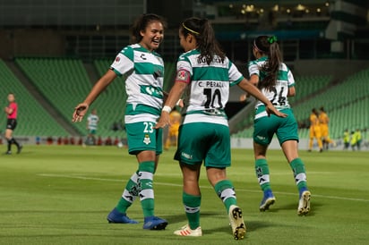 El Santos Laguna Femenil de la mano de su capitana y goleada, Cinthya Peraza (c), buscará sumar puntos en su visita a Querétaro. (ARCHIVO)