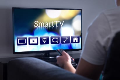 Y si en casa la Smart TV está conectada a la misma red que el resto de tus equipos, es posible que dicho aparato sea la puerta de entrada para que los delincuentes accedan a tu teléfono, tablet, etcétera.  (ARCHIVO)