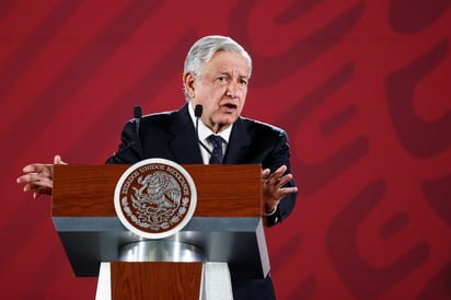 El mandatario, en conferencia de prensa en Palacio Nacional, aclaró que se mantuvieron las prestaciones a trabajadores y no hay nada que les afecte a las bases puesto que el ajuste se hizo arriba. (EFE)