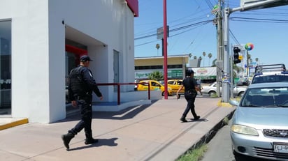 Hasta el lugar se dieron cita agentes de la Policía Municipal, quienes se entrevistaron con el afectado, mismo que les explicó que había ingresado a la sucursal para retirar la cantidad de tres mil pesos y al salir lo abordaron dos hombres que portaban armas de fuego. (EL SIGLO DE TORREÓN)
