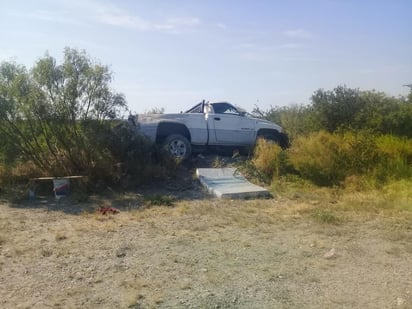 La volcadura de una camioneta que transitaba por la carretera federal número 57 ocurrió en el tramo libre Allende-Nueva Rosita. (ESPECIAL)