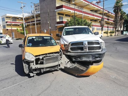 Al lugar del accidente acudieron socorristas a bordo de dos ambulancias, una de la Cruz Roja y otra de la Cruz Verde Laguna, sin embargo ésta última se retiró. (EL SIGLO)