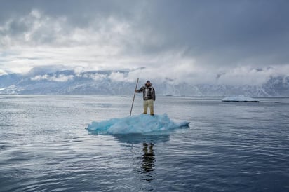 La enorme isla en el Ártico está experimentando uno de sus mayores eventos de fusión en la historia, ya que perdió alrededor de 160 mil millones de toneladas de hielo durante julio pasado. (ESPECIAL)