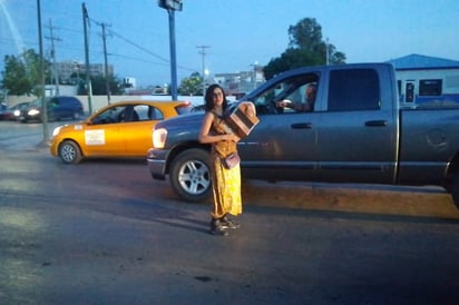 La joven Giovanna Crespo dedica parte de su tiempo a tocar su acordeón en las calles de la ciudad de Torreón (FERNANDO GONZÁLEZ)