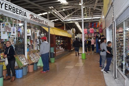 Comerciantes denuncian que los constantes apagones generan pérdidas en la actividad económica. (EL SIGLO DE TORREÓN)