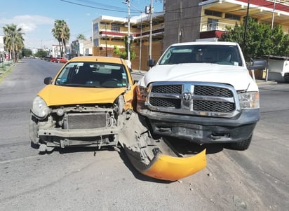 Dos vehículos estuvieron involucrados en el accidente vial. (EL SIGLO DE TORREÓN)