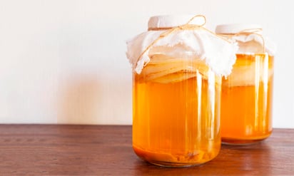 La kombucha se originó en China hace aproximadamente dos mil años y su popularidad ha aumentado por tratarse de una importante fuente de microorganismos vivos con supuestos beneficios a la salud. (ESPECIAL)