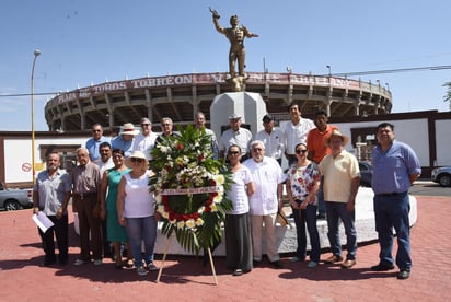 Recordando a la más grande figura del toreo, que ha nacido en esta tierra, el grupo “Los toros: Arte y Cultura”, colocó esta mañana la tradicional ofrenda floral y guardó una guardia de honor, al pie de la estatua de Valente Arellano Salúm, justo en el aniversario 35 de su trágico fallecimiento. (EL SIGLO DE TORREÓN)