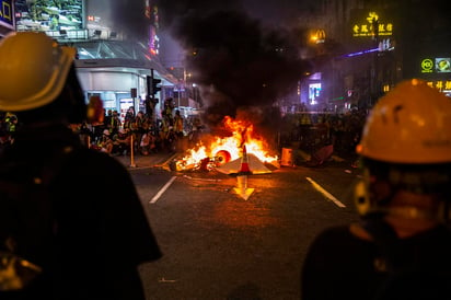 La Policía de Hong Kong volvió a reprimir a los manifestantes con gases lacrimógenos. (EFE)