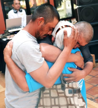 Unos tres mil 500 paisanos duranguenses radicados en Estados Unidos han logrado reunirse con sus padres, después de muchos años, producto de gestiones del gobernador José Rosas Aispuro Torres, con autoridades del vecino país, así como con el Consulado de Monterrey. (CORTESÍA)