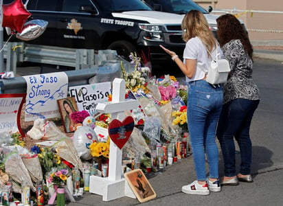 La matanza, perpetrada por un supremacista blanco que fue detenido, dejó también otros 25 heridos, algunos de los cuales permanecen en estado grave. (EFE)