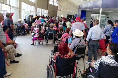 Los adultos mayores tuvieron que esperar varias horas para recibir su pensión, pero había duda si se pagaría a todos este lunes. (EL SIGLO DE TORREÓN)