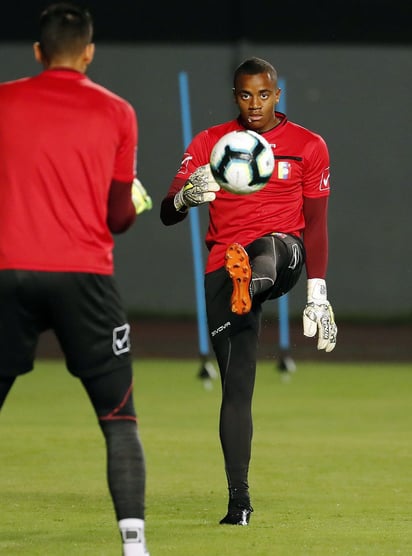 El arquero venezolano, que destacó con su selección en la pasada Copa América, suena como uno de los candidatos a llegar con los azulcremas. (EFE)