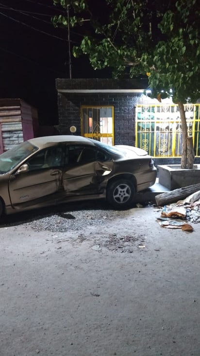 El auto estaba estacionado fuera del domicilio, cuando una patrulla de la Policía Municipal lo impactó. (EL SIGLO DE TORREÓN)