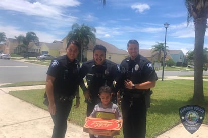 Aunque los oficiales llevaron de obsequio la pizza solicitada, enfatizaron que el 911 es un número de emergencias. (INTERNET)