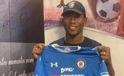 Brayan Angulo todavía no llega a México, pero no dudó en lucir la playera del que será su próximo equipo, el Cruz Azul. (ESPECIAL)
