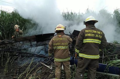 La avioneta cayó cuando realizaba trabajos de fumigación, luego de tocar unos los cables de alta tensión. (ESPECIAL)