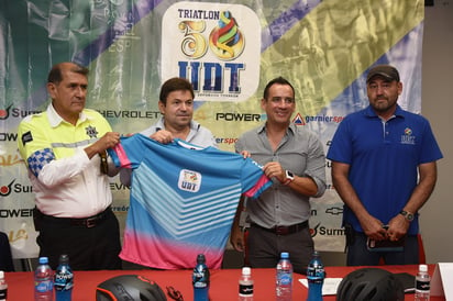 El comité organizador presentó la playera que se otorgará como parte del kit de los participantes, en triatlón corto y sprint. (JESÚS GALINDO)