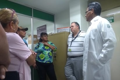 En lugar de contratar a más personal médico, saturan a los que están y los derechohabientes padecen por todas las carencias. (EL SIGLO DE TORREÓN)