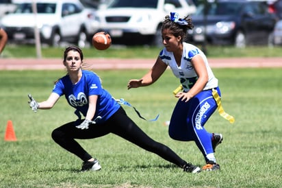 A lo largo de los partidos, todo el tiempo deberá estar en el campo al menos una mujer, igualmente en ofensiva que en la defensiva. (ARCHIVO)