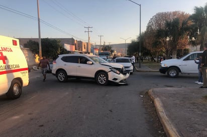 Mientras huía, presunto ladrón se impacta en automóvil. (EL SIGLO DE TORREÓN)