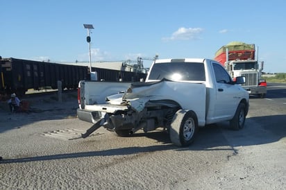 La máquina del ferrocarril se impactó en el costado derecho trasero de una camioneta Dodge Ram. (EL SIGLO DE TORREÓN)