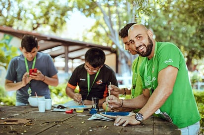 Algunos adolescentes buscan un futuro mejor a través de la tecnología y el medioambiente. (EFE)