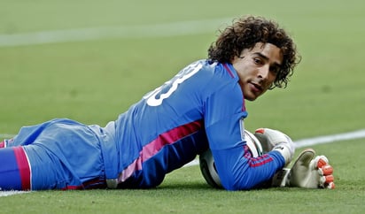 Guillermo Ochoa había sido pretendido por el PSG, pero una mala experiencia en el 2011 tiró la negociación a la basura. (ARCHIVO)