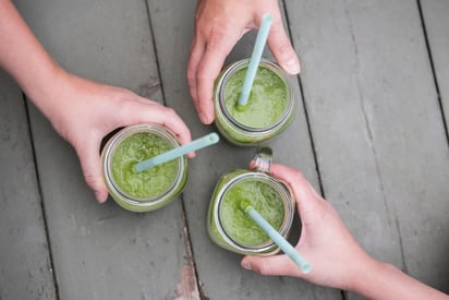 El doctor Mercola recomienda tomar un litro de jugo verde, dividido entre la mañana y la tarde.(ARCHIVO)