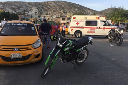 El taxista aventó al motociclista y este resultó lesionado. (EL SIGLO DE TORREÓN)