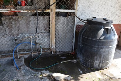 Señaló el Simas Torreón que para este jueves el servicio de agua potable deberá estar al cien por ciento en el sector Centro. (FERNANDO COMPEÁN)