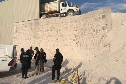 El hombre descargaba mármol de un camión cuando perdió el equilibrio y cayó. (EL SIGLO DE TORREÓN)