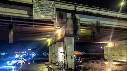 En el puente ubicado en el Boulevard Industrial fueron colgados los cuerpos de seis personas asesinadas y en su mayoría semidesnudas. (TWITTER)