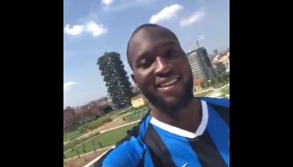 Lukaku saludó a los seguidores del Inter de Milán tras el anuncio de su llegada. (ESPECIAL)

