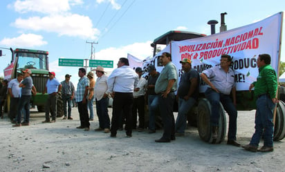  Integrantes del Frente Auténtico del Campo (FAC) realizan bloqueos en diversas carreteras de los estados de Morelos, Oaxaca y San Luis Potosí, en demanda de recursos y soluciones a los problemas del campo. (ARCHIVO)