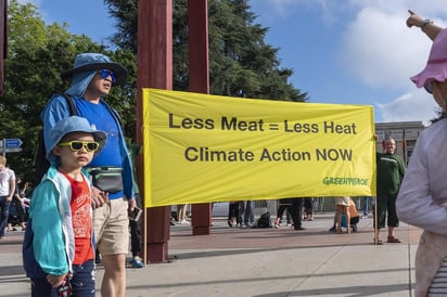 En la pancarta mostrada por la organización ecologista frente al Palacio de las Naciones destacaba el lema “Less Meat, Less Heat” (“menos carne, menos calor”), aludiendo a que una dieta menos carnívora contribuirá a las acciones tomadas para combatir el calentamiento global. (AGENCIAS)